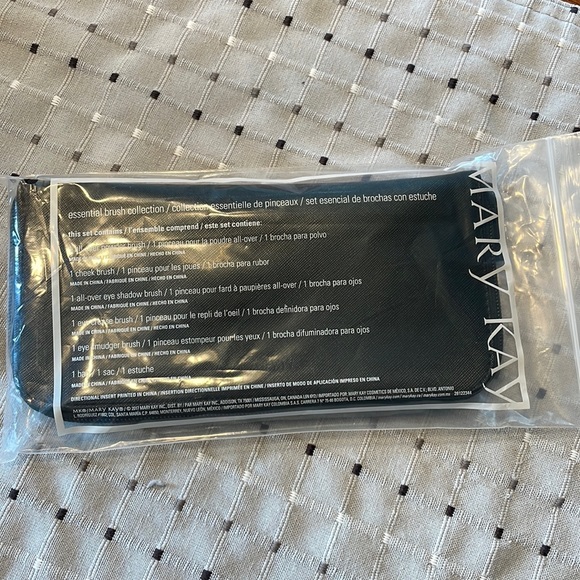 Mary Kay Essential Brush Collection - Picture 1 of 3